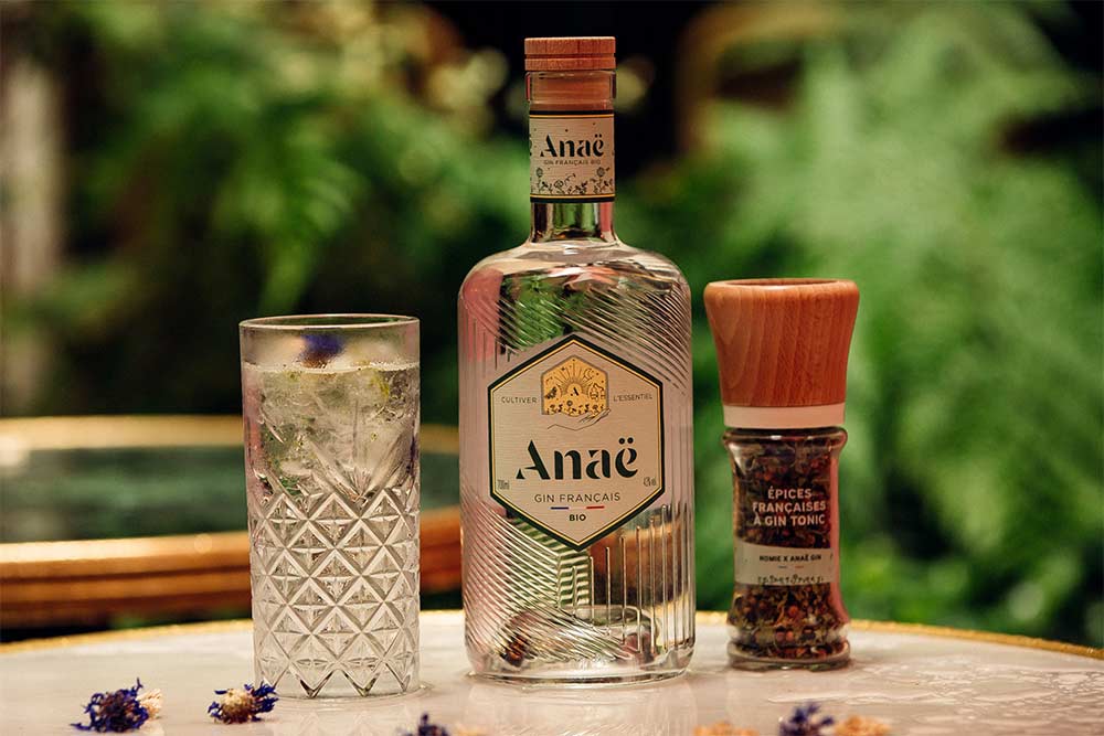 Anaë Gin et les épices Nomie présentent une édition limitée d’un mélange d’épices et d’herbes françaises à Gin Tonic.