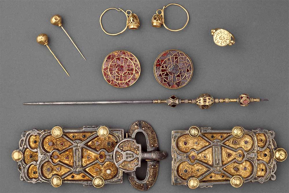 Ensemble de bijoux provenant du tombeau de la reine Arégonde, or, émail, grenats ©RMN-Grand Palais (musée d'Archéologie nationale) ph. Jean-Gilles Berizzi.