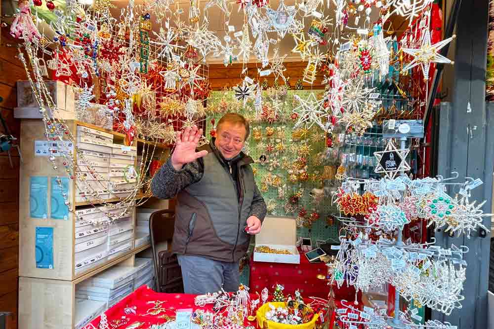 Bohême - Marchand de décorations en verre sur un marché de Noël à Prague