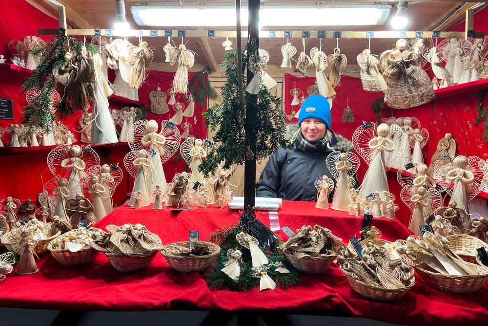 Vendeuse d’objets fait à partir de feuilles de maïs (marché de Noël, Liberec)