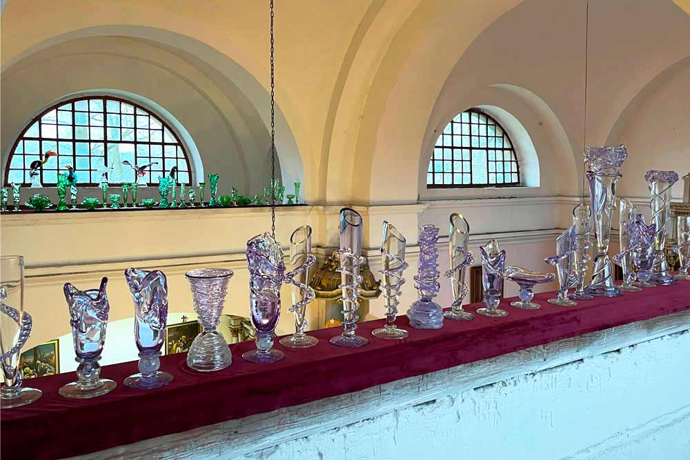 Série de vases présentés dans le Temple du Cristal (verrerie Pacinek, Kunratice u Cvikova)