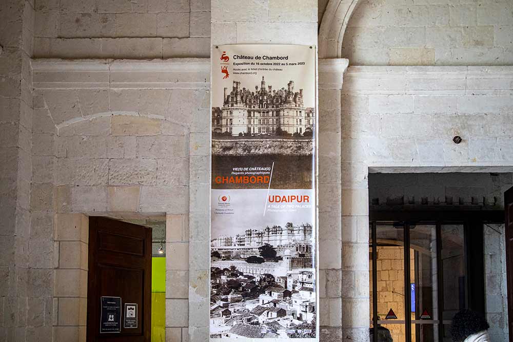 Chambord - L’affiche de l’exposition dans le hall d’entrée du château. ©Caroline Paux