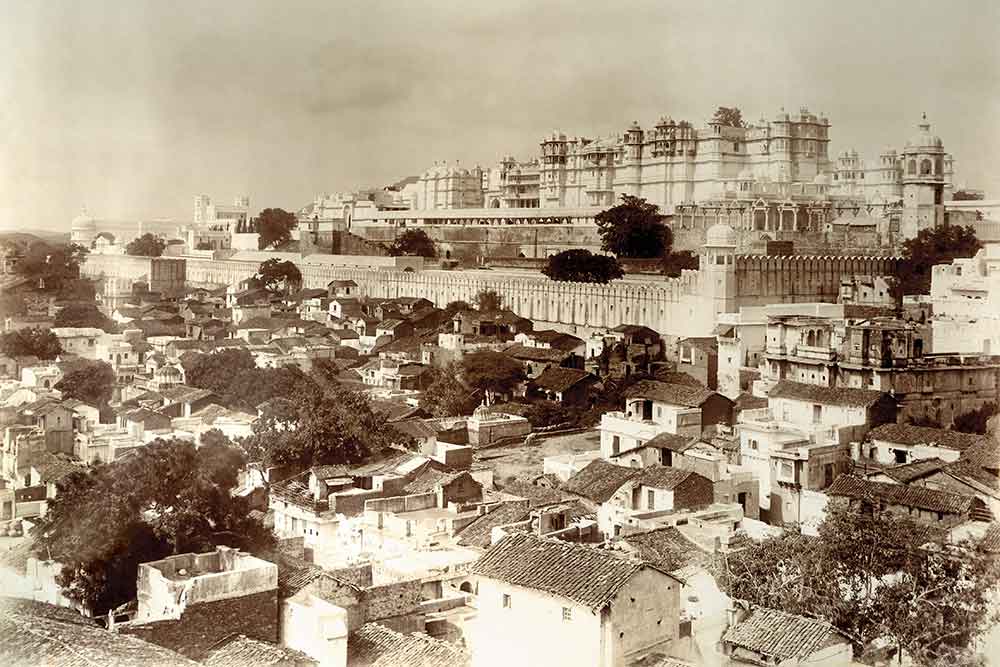 La façade est du complexe City Palace, Udaipur en 1910. ©N. Parasur, Ajmer & Kishangarh, Maharana of Mewar Charitable Foundation, Udaipur 