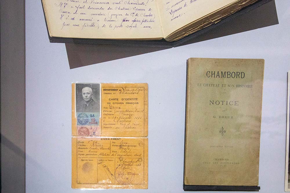 Chambord - Carte d’identité de Georges Dreux et sa notice sur le château de Chambord (1943). ©Collection Famille Dreux