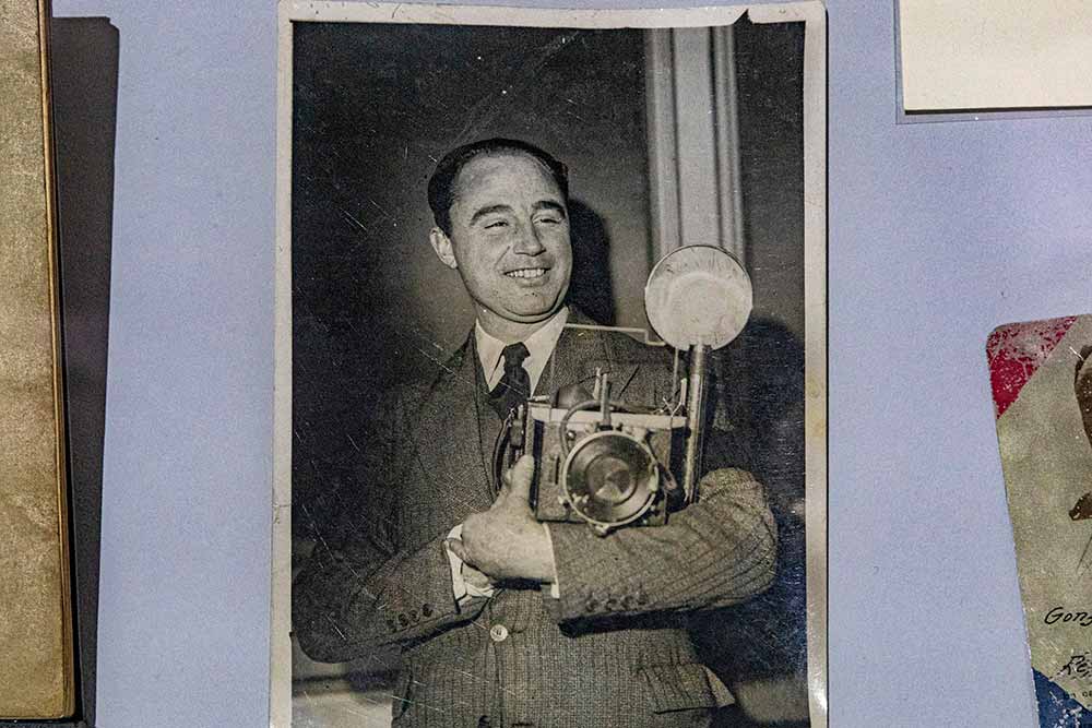 Le photographe Gonzague Dreux récompensé par le Prix Roger Mathieu (5 décembre 1935). ©Collection Famille Dreux