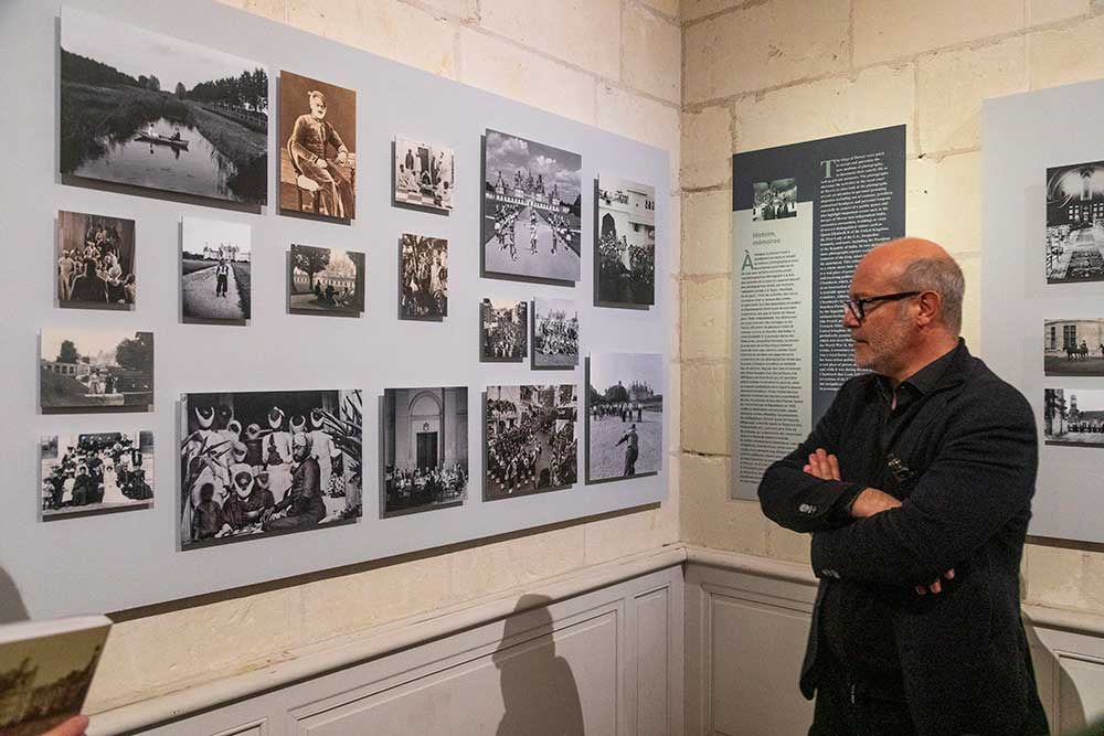 Yannick Mercoyrol, co-commissaire de l’exposition, devant le panneau Instantanés de vie. © Caroline Paux