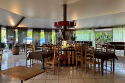 Salle de restaurant intérieurs du Creux de la Vouge