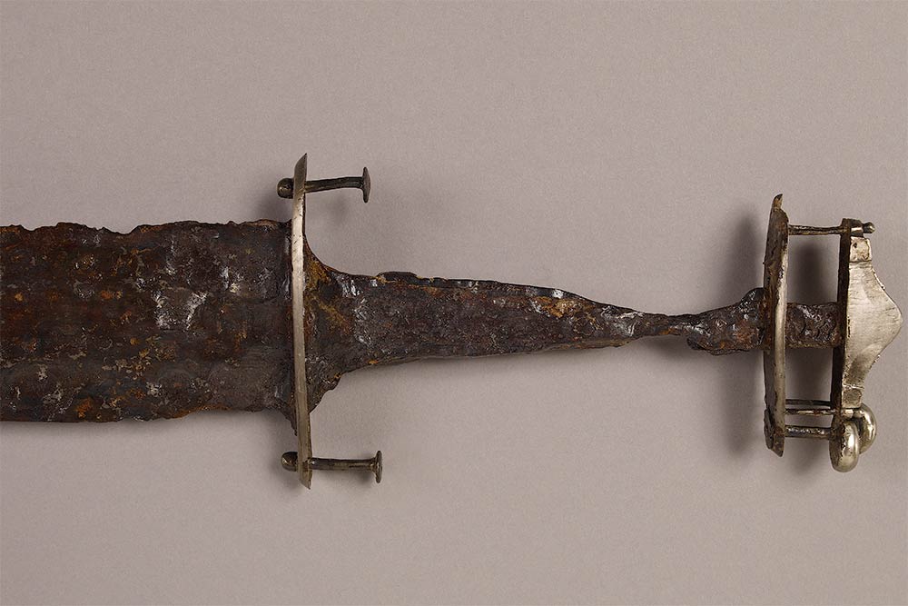 Pommeau de l'épée du chef de Chaouilley orné de deux anneaux croisés, ©RMN-Grand Palais (musée d'Archéologie nationale) Loïc Hamon 