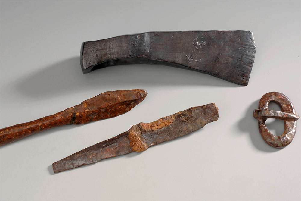 Clovis - Couteau, flèche, hache… miniatures trouvés dans la tombe d'un garçonnet, région de Namur, ©Service public de Wallonie - Agence Wallonne du Patrimoine 