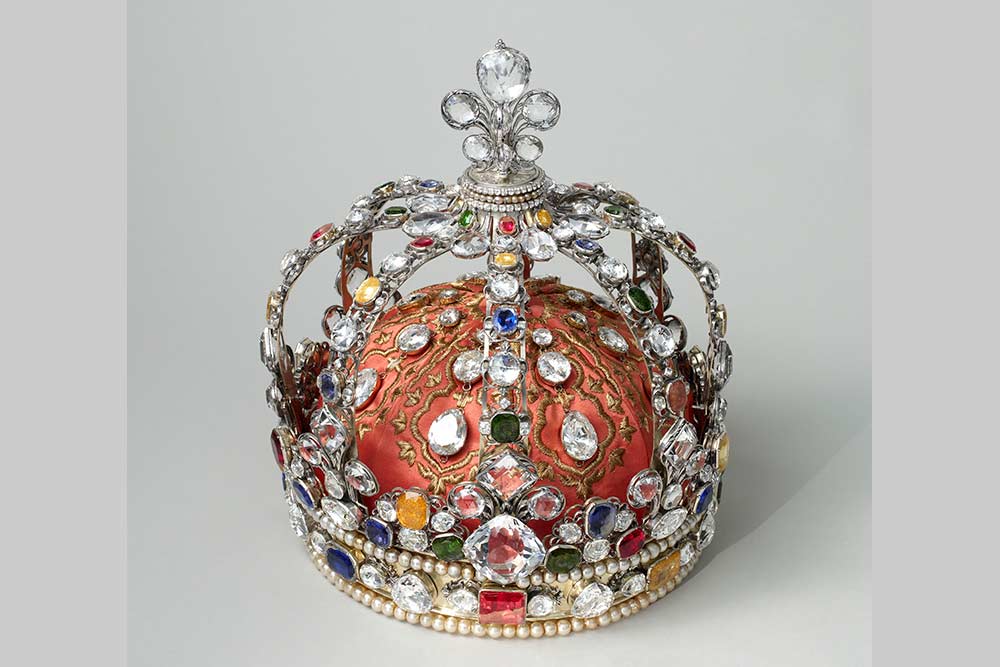 Louis XV - La couronne de Louis XV, remontée après le sacre avec des pierres fictives. Le Sancy sur la fleur de lys du sommet, le Régent au centre du bandeau. Musée du Louvre RMN 