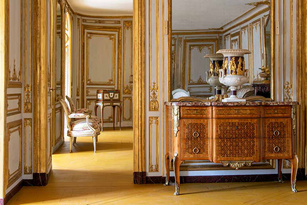 Louis XV - Vue de l'appartement de Mme du Barry, Les boiseries et la commode marquetée offrent un double exemple de la Transition entre les styles Louis XV et Louis XV.