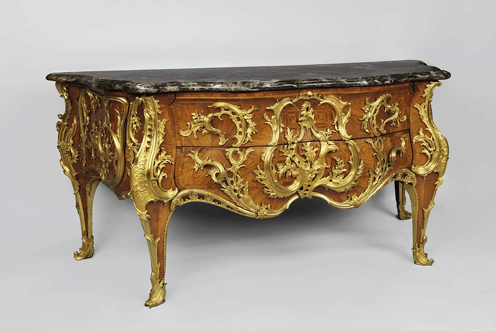 Antoine Gaudreaus et Ph. Caffieri, Commode plaquée de bois de violette, bronzes dorés, livrée en 1739 pour la chambre du roi