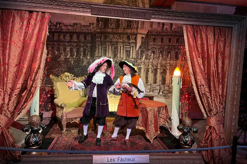 Deux acteurs répétant la pièce des Facheux dans le musée des Equipages.