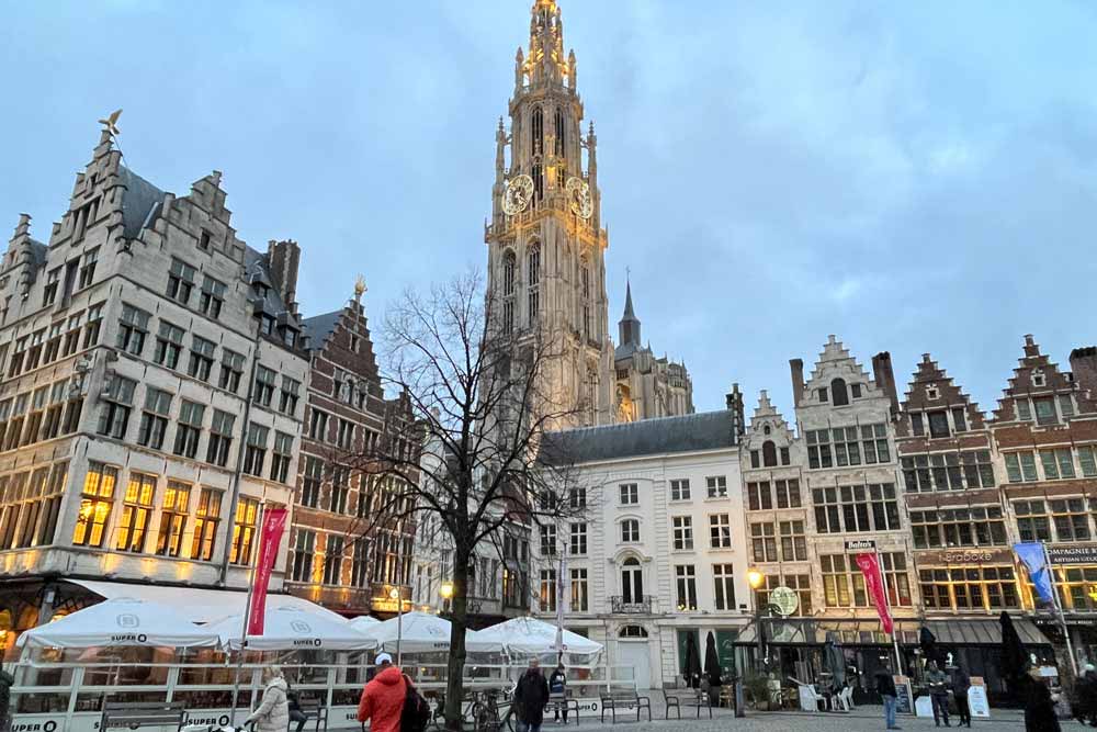 Anvers - La Grand-Place avec, au fond, la cathédrale