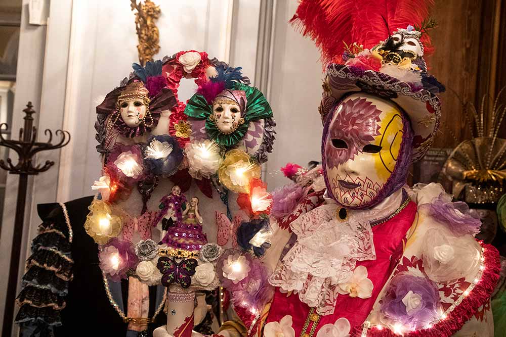 Dans les salons de l’hôtel de ville, les costumés du carnaval attendent leur tour pour le défilé nocturne.