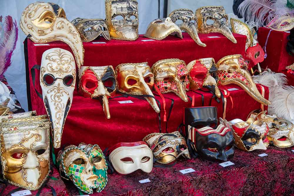 Remiremont - Sur le marché vénitien, on trouve de nombreux et divers masques à acheter…