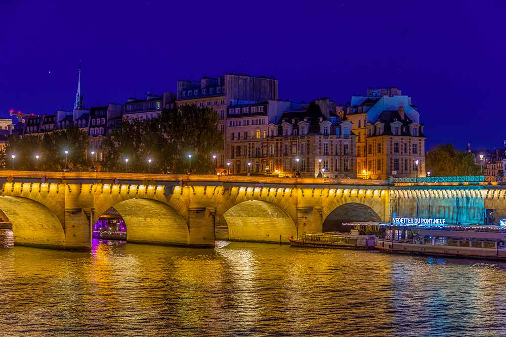 Paris la nuit, magnifique et romantique