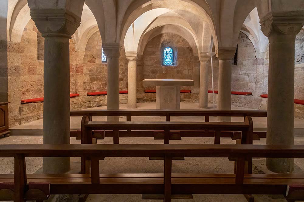 À découvrir la superbe crypte sous l’église abbatiale Saint-Pierre.