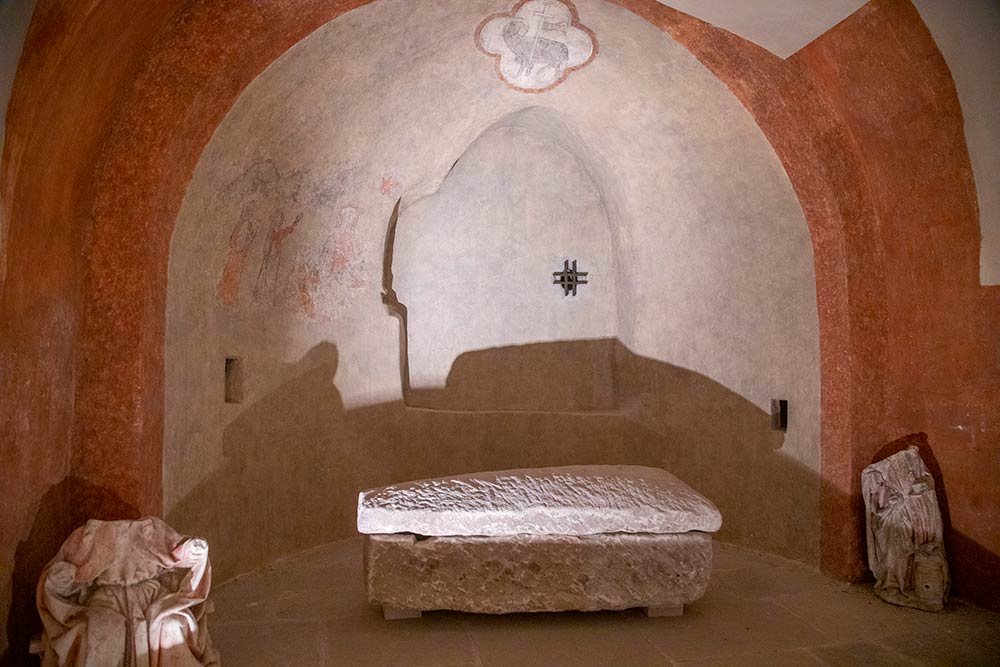 De nombreuses peintures murales du XIVe siècle ont été découvertes dans la crypte.