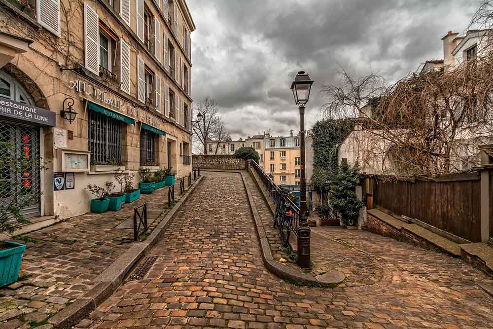 Les petites rues étroites qui montent et descendent sont typiques de Montmartre