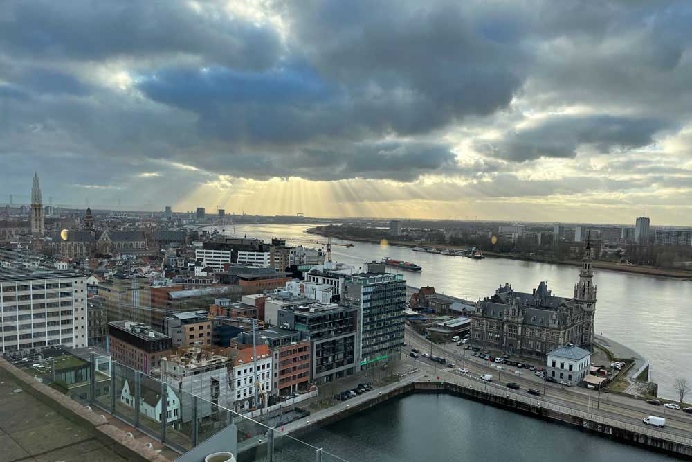Anvers dans le vent - Lumière d’orage sur le port (vue du MAS)
