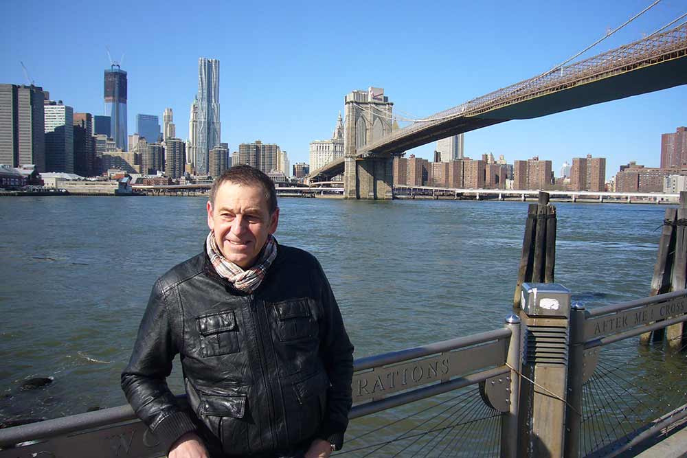 Jean-Jacques devant le Pont de Brooking à New-York