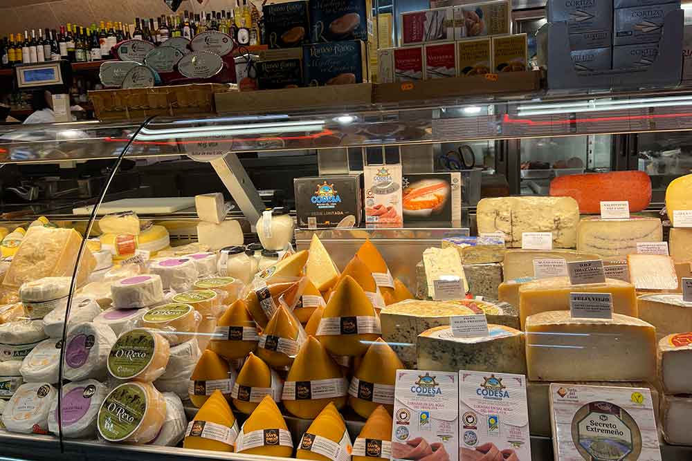Un vaste choix de fromages typiques de la région et du pays