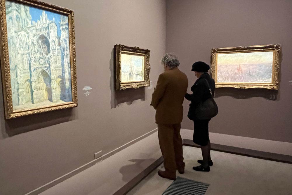 Visiteurs devant une Cathédrale et un paysage rouennais de Claude Monet ©V.Collet