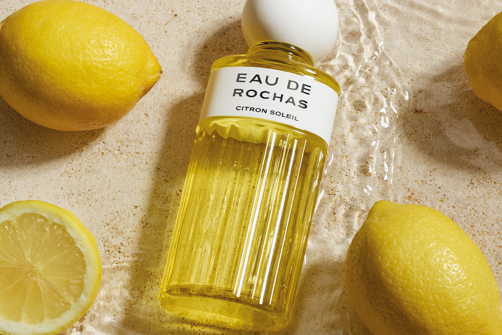 Eau de Rochas Citron Soleil met en vedette un citron pétillant et rafraîchissant