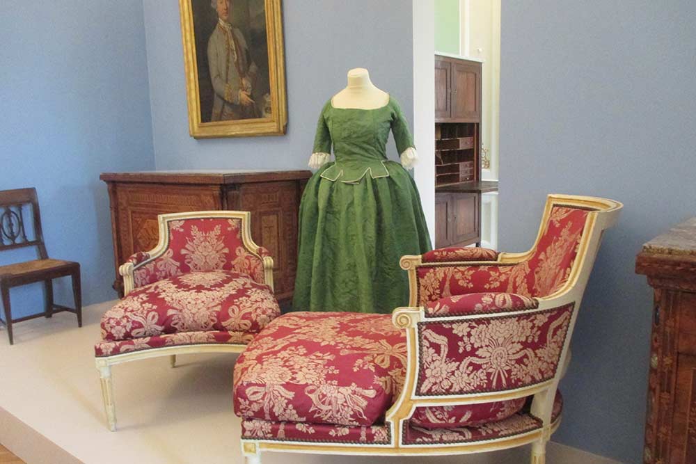 Évocation de la maison Bonaparte : sièges Louis XVI, commode locale, chaise style anglais.©Ajaccio Maison Bonaparte, photo F. Deflassieux