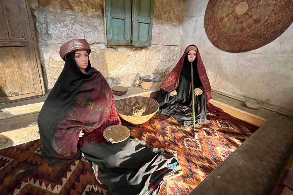La fabrication d’une vannerie (musée des Traditions populaires d’Amman)