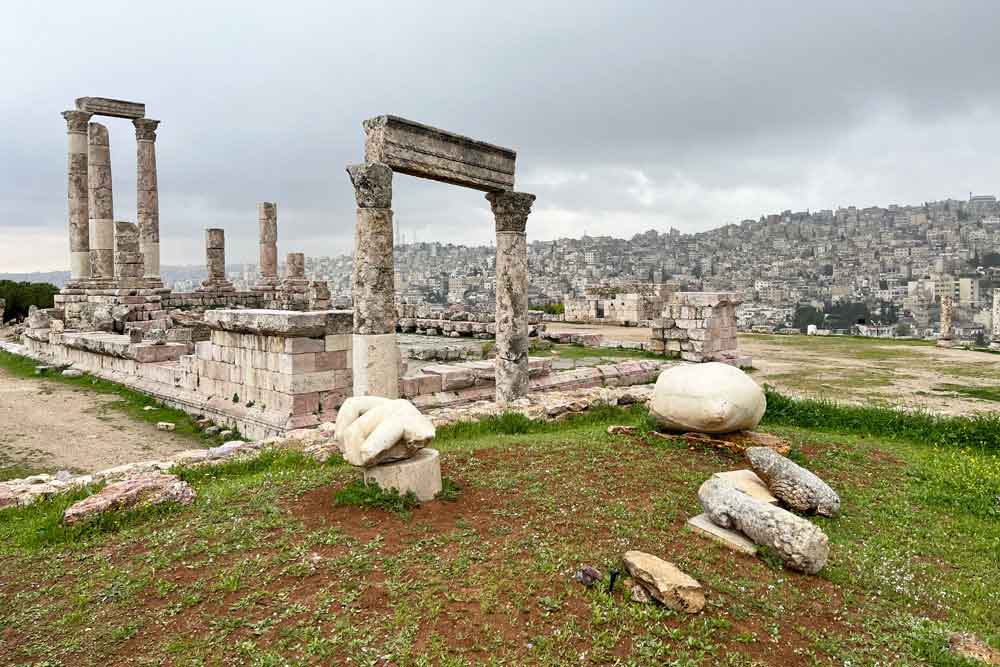Amann - Le temple d’Hercule avec devant à gauche, la main du colosse (Citadelle, Amman)