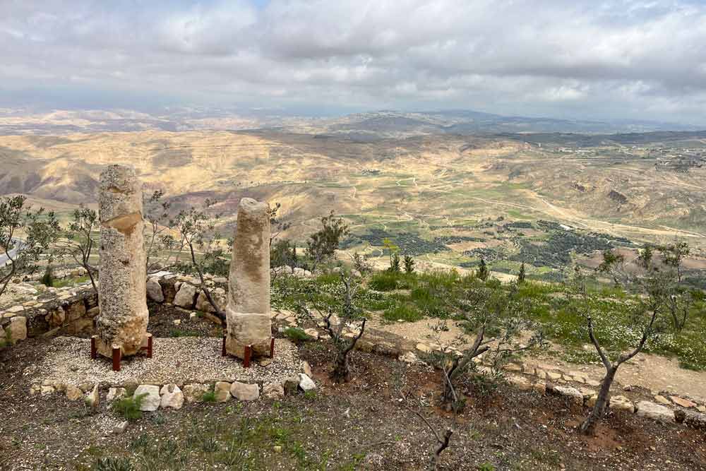 Fragments de colonnes et vue sur le paysage environnant (Mont Nébo)