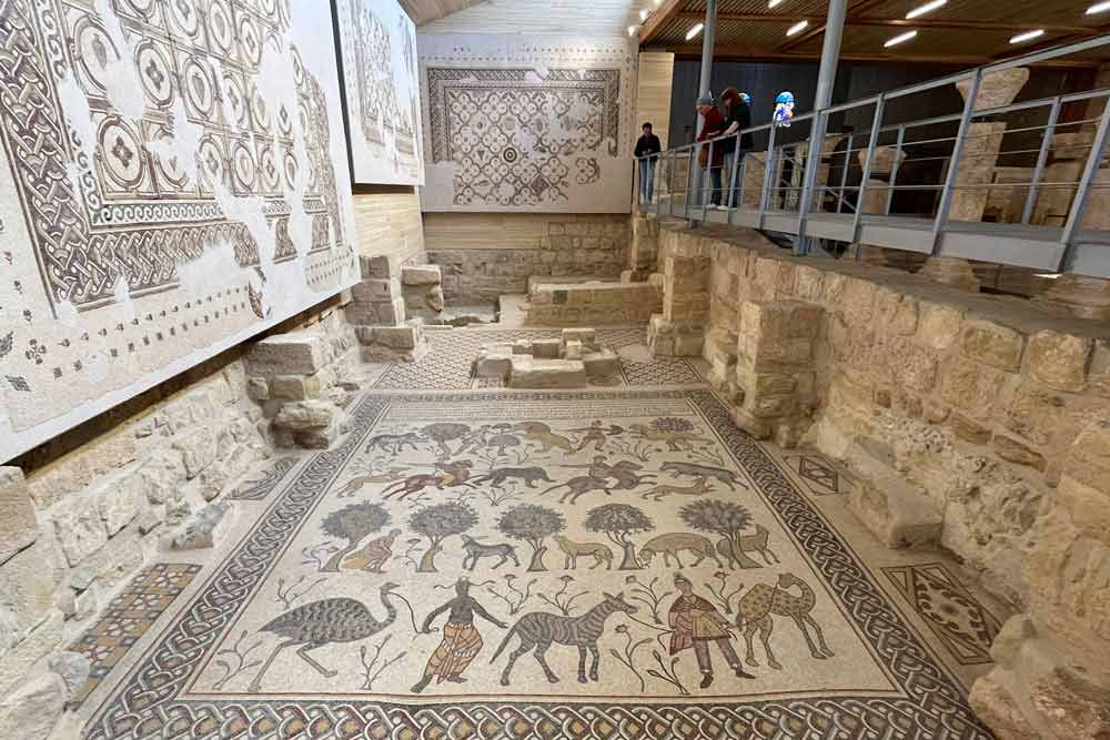Mosaïques avec scènes de chasse de l’ancienne basilique (Mont Nébo)