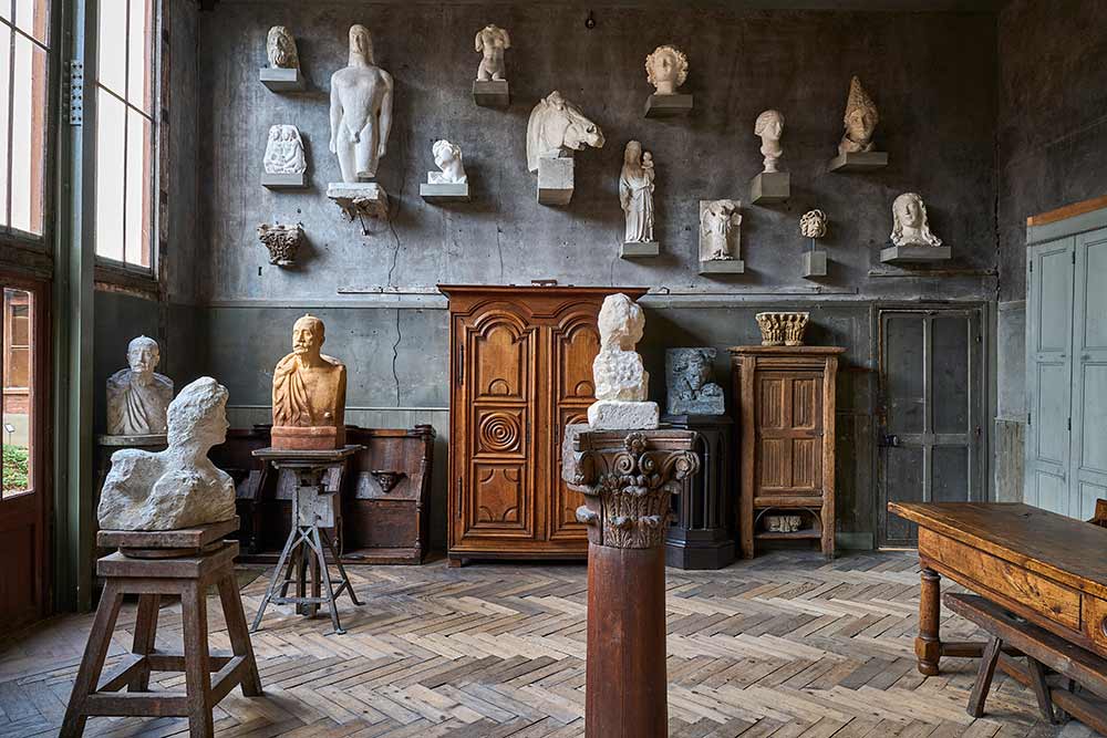  L'atelier côté opposé, mélange de meubles anciens, plâtres originaux et vierges médiévales 