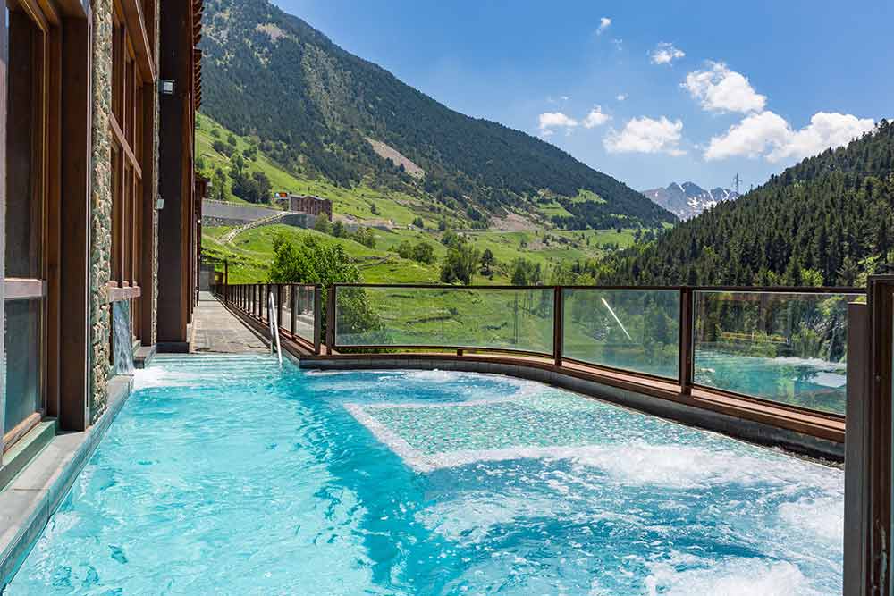 Une piscine avec vue sur la montagne