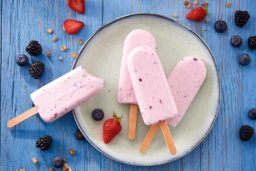 Bâtonnets au yaourt, muesli et fruits rouges