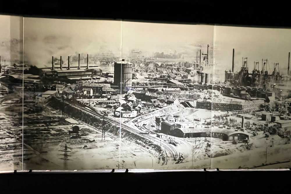 Essen - Photo ancienne du site industriel d’Oberhausen et son gazomètre