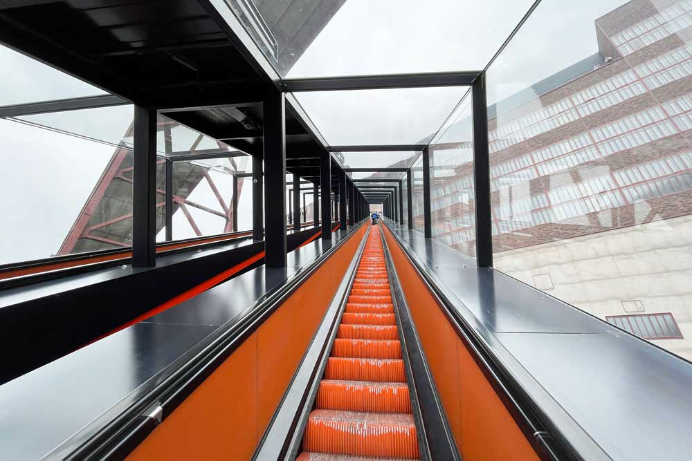 Escalier menant au hall principal, rénové par Rem Koolhaas, site de Zollverein