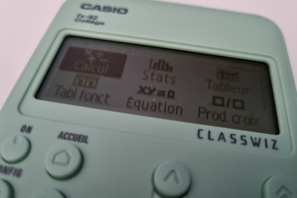 Casio : la mythique calculatrice verte fx-92 Collège fait peau neuve !