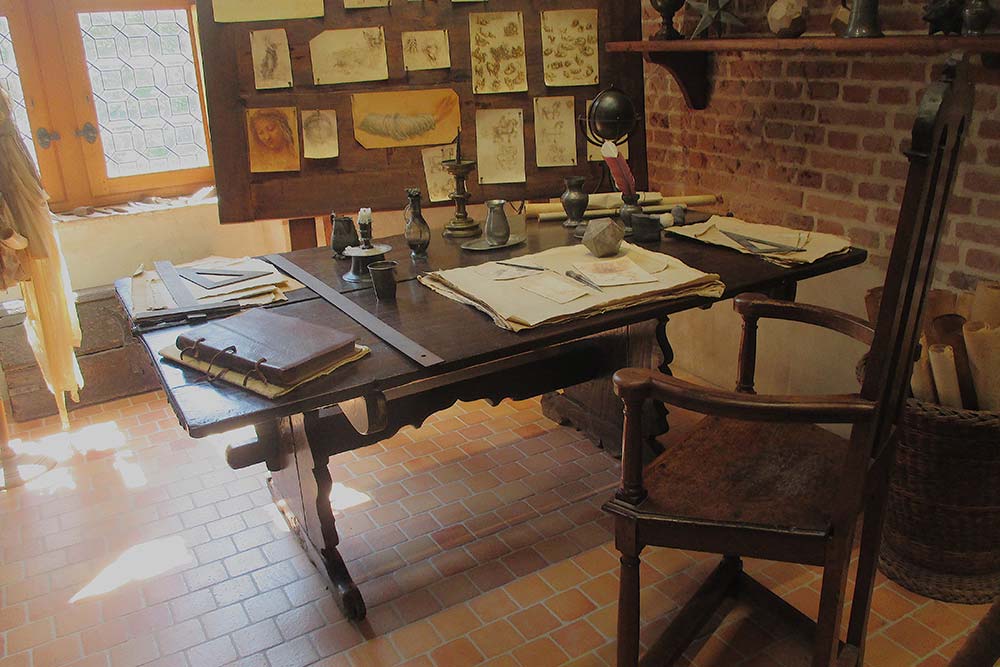 Clos-Lucé - Son cabinet de travail et la table où il dessinait (reconstitution)