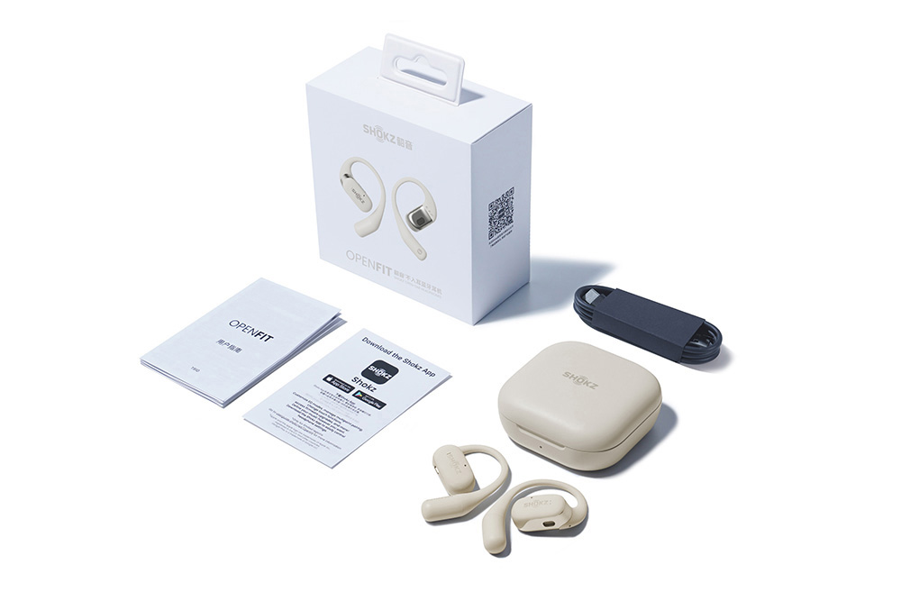 La box comprend le boîtier et son câble de chargement, les écouteurs et deux documents explicatifs.