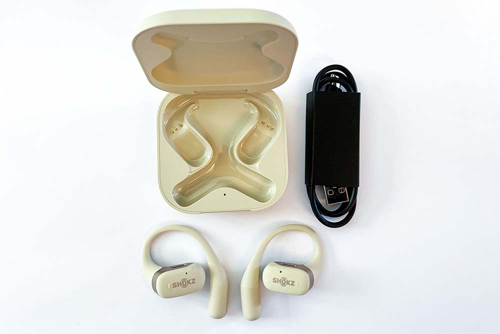 Ecouteurs Openfit - Le boîtier de recharge, léger et rigide dispose d’un moulage intérieur qui permet de placer facilement les écouteurs. 