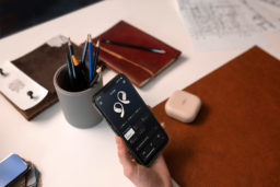 Une application peut être utilisée pour faire quelques réglages et accéder aux informations liées aux écouteurs.