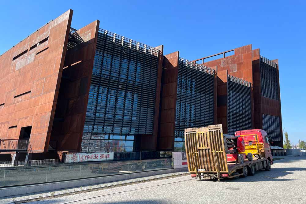 Gdansk la Brave - Le Centre Européen de Solidarnosc avec, devant, un camion se rendant au chantier naval