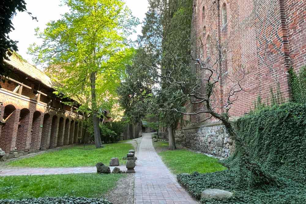 Au pied des murailles(château de Malbork)