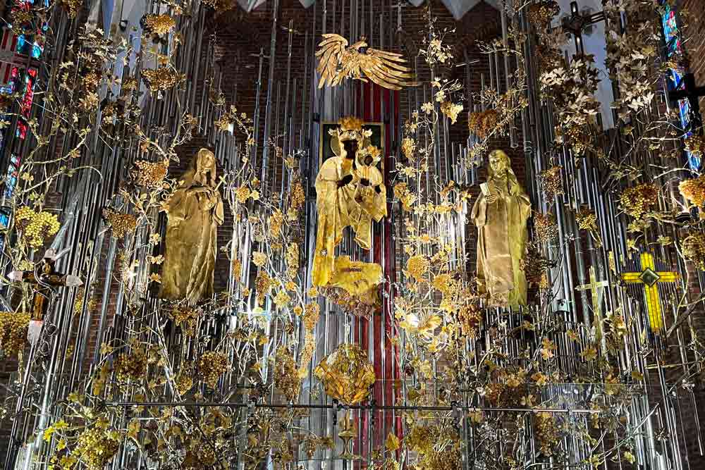 Détail de l’autel en ambre (Sainte-Brigitte)