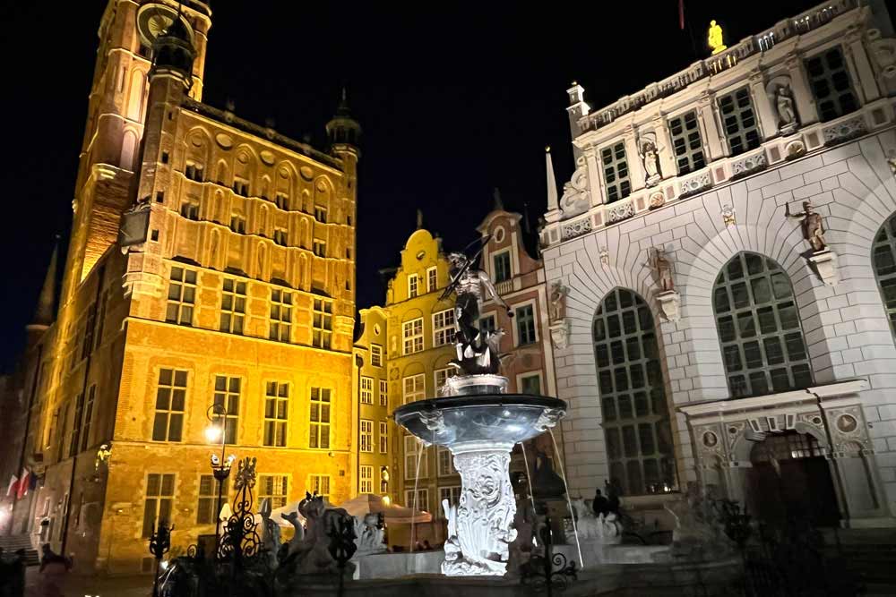 Gdansk - La Fontaine de Neptune avec, à droite, la façade de la Cour d’Artus