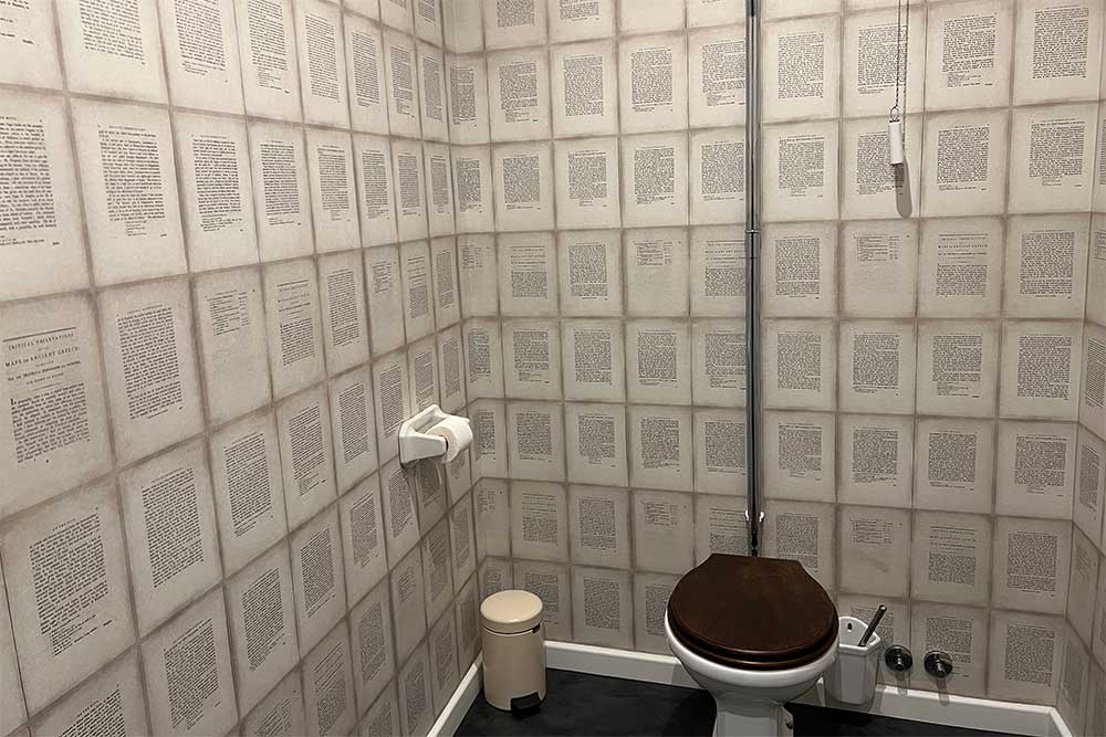 Un des WC de La Casa das Letras avec ses pages collées sur les murs