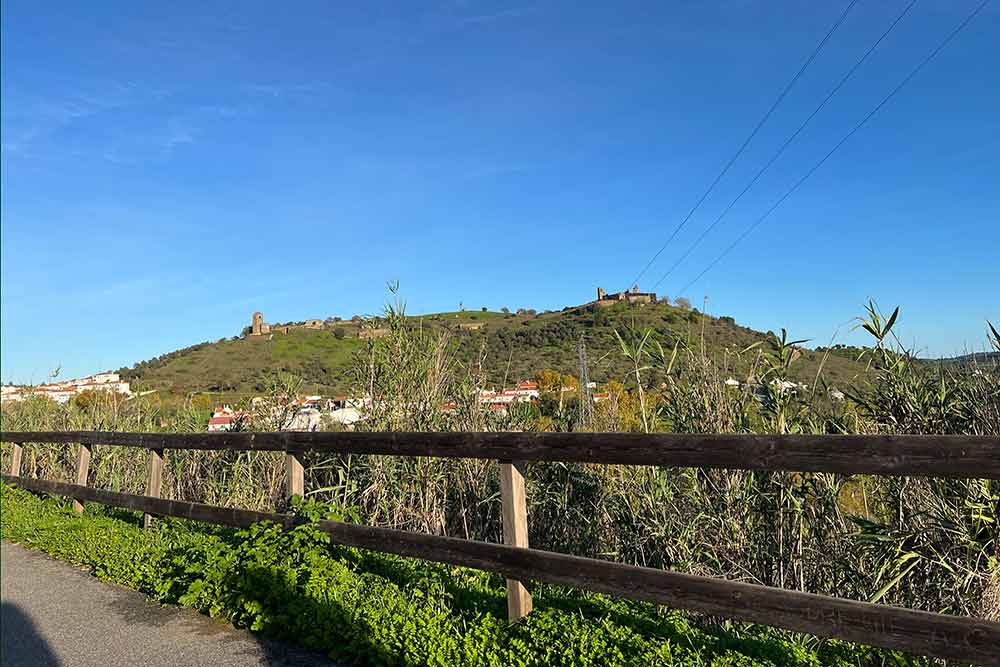 Alentejo - Le château de Montemor vu du village